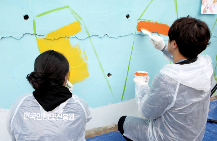 한국인터넷진흥원은 21일 광주지역 학생과 시민의 정보보호 인식을 높이고 생활환경을 개선하기 위해 광주 송정동초등학교에서 정보보호 벽화 그리기 캠페인을 개최했다.