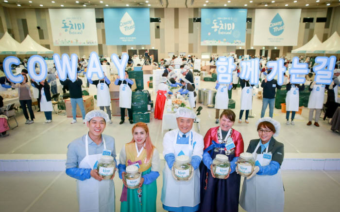 코웨이는 22일 경기도 일산 킨텍스에서 다문화 가족ㆍ우수 고객을 초청해 제3회 동치미 축제를 진행했다. 이해선 코웨이 대표(앞줄 가운데), 다문화 가족, 우수 고객 및 코웨이 임직원이 기념촬영했다.