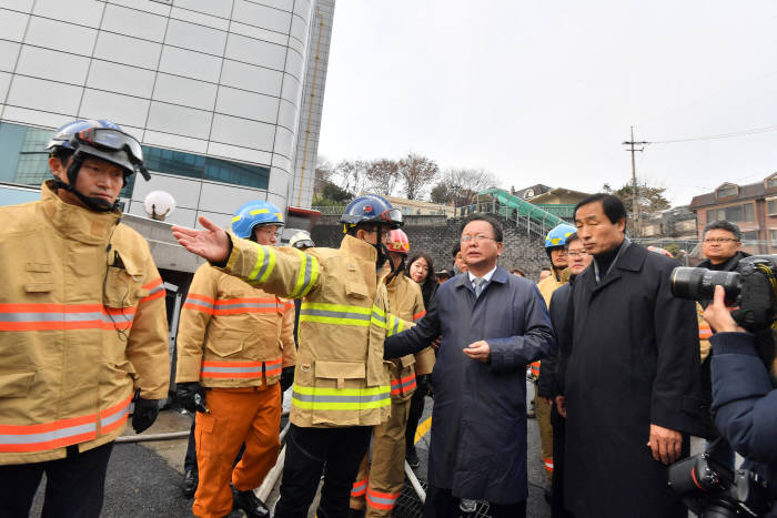 김부겸 행정안전부 장관이 화재현장을 방문해 현장상황을 보고받고 있다. 박지호기자 jihopress@etnews.com