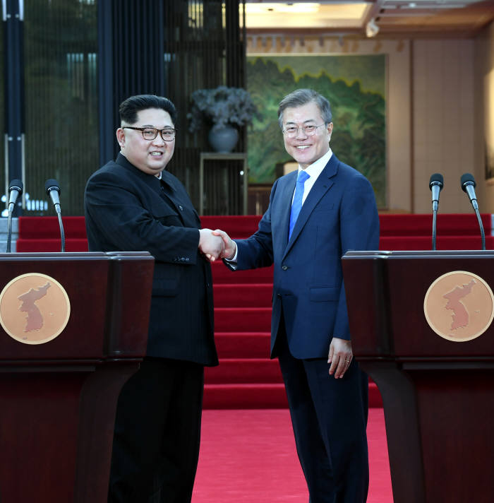 남북철도 연결을 합의한 판문점선언 <한국공동사진기자단>