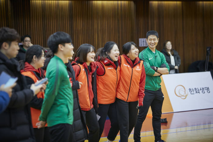 한화생명이 한국 축구 레전드인 이영표와 함께 사회복지법인 해관재단 좋은집 학생 44명을 용인연수원으로 초대해 축구캠프를 진행했다.