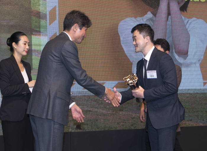 한광섭 한국PR협회 회장(왼쪽)이 이동희 동서식품 마케팅 팀장에게 상패를 수여하고 있다.