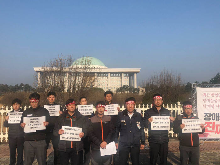 카드사노동조합협의회에 속한 6개 카드사가 국회의사당 앞에서 정부 신용카드 수수료 개편안 철회를 요구하는 단체 행동에 돌입했다.