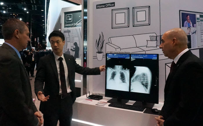 관람객이 현지시간 25일 미국 시카고에서 개막한 북미방사선의학회 2018에 마련된 LG전자 부스에서 의료상황별 맞춤형 의료용 영상기기를 살펴보고 있다.