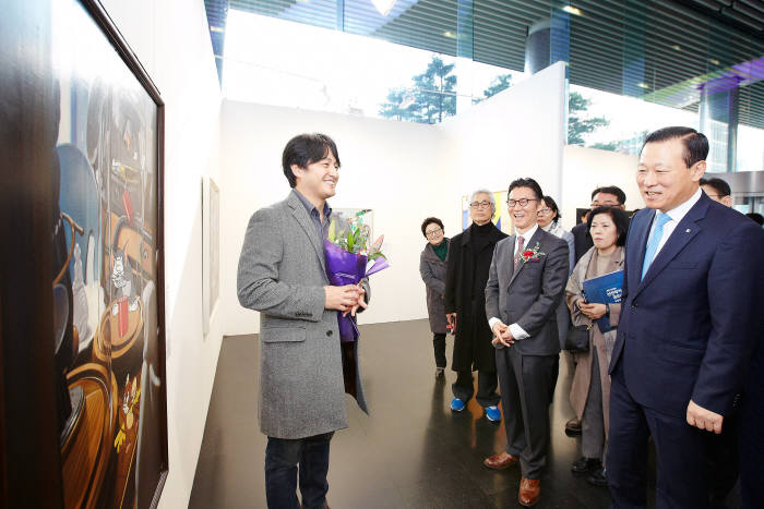 26일 을지로 기업은행 본점 로비에서 열린 IBK기업은행 신진작가 공모대전 전시회에서 김도진 기업은행장(오른쪽 끝)이 수상 작가과 함께 전시회를 관람하며 작품설명을 듣고 있다.