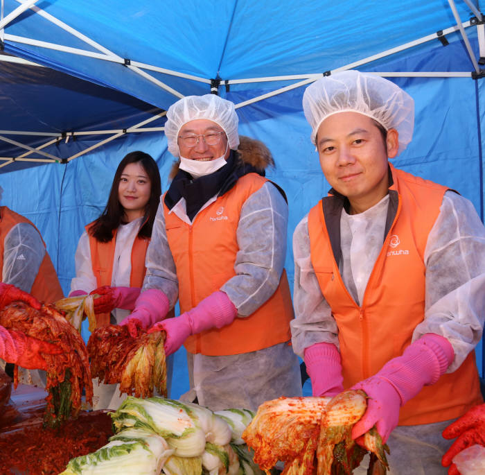 이민석 한화 무역부문 대표(오른쪽에서 2번째)가 독립문역 인근에 마련된 야외 김장부스에서 임직원들과 김장을 하고 있다.<사진 한화>