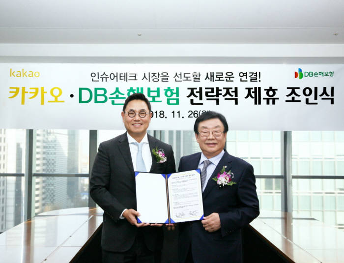 카카오와 DB손해보험은 26일 서울 강남 DB손해보험 사옥에서 카카오 여민수 대표이사(왼쪽), DB손해보험 김정남 대표이사(오른쪽)가 참석한 가운데 전략적 업무 협약을 체결했다. 모바일 및 빅데이터 기반의 차별화된 서비스와 프로세스 혁신을 위해 챗봇 개발을 공동으로 추진할 계획이다.