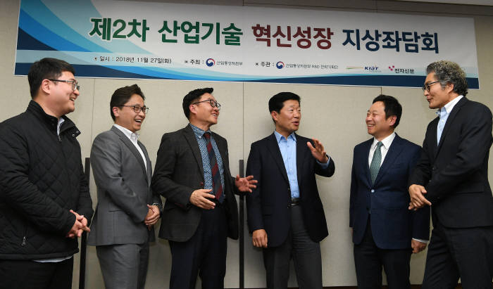 제2차 산업기술 혁신성장 지상좌담회가 27일 서울 강남구 산업통상자원 R&D전략기획단에서 열렸다. 왼쪽부터 이진석 블로코 대표, 류준우 그리드위즈 부사장, 박수용 서강대학교 컴퓨터공학과 교수, 우태희 한국블록체인협회 산업발전위원장, 설원희 산업통상자원 R&D 전략기획단 MD, 임명환 전자통신연구원 책임. 이동근기