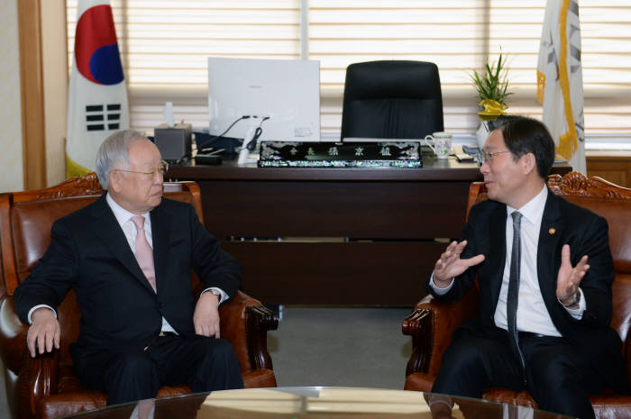 성윤모 산업통상자원부 장관은 28일 서울 마포구 한국경영자총협회를 방문해 손경식 경총 회장과 만나 산업경쟁력 강화, 투자활성화, 고용창출 등 정부정책 기조의 협조 당부와 함께 노사관계법령 등의 현안에 대한 업계입장에 관해 의견을 나눴다. 손경식 경총 회장(왼쪽)과 성윤모 산업부 장관이 대화하고 있다.