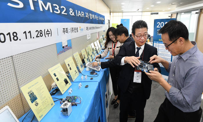 인셈이 주최한 STM32 & IAR 테크페어가 28일 서울 가산디지털밸리 G밸리 기업시민청에서 열렸다. 배정일 인셈이사(사진 오른쪽 두번째)가 제품을 소개하고 있다.