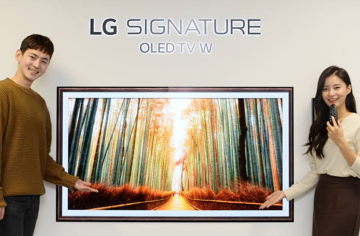 QLED vs OLED 주도권 경쟁...QLED 내년 첫 역전 예상