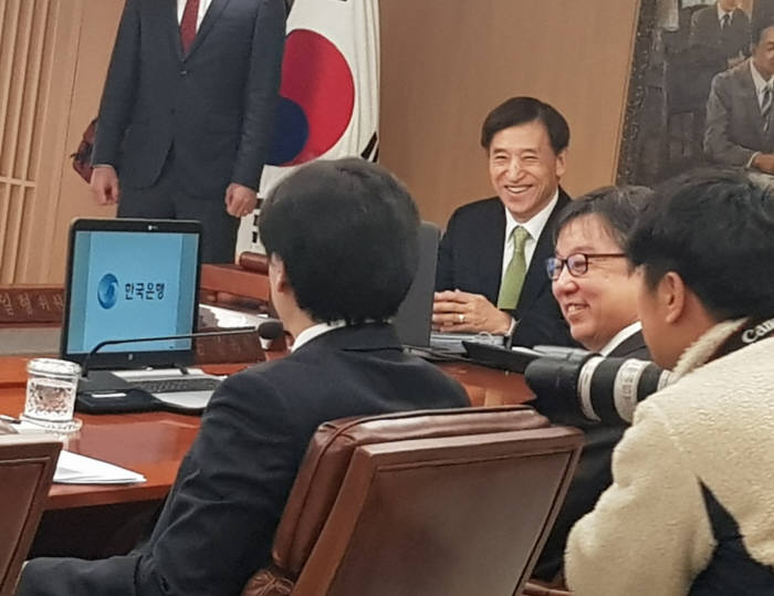 이주열 한국은행 총재가 지난달 30일 2018년 마지막 금융통화위원회에서 금리를 1.75%로 인상했다.