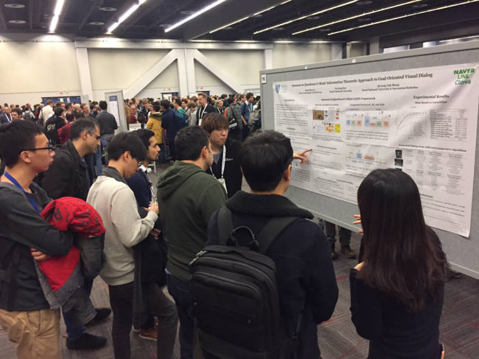 네이버는 캐나다 몬트리올에서 열린 닙스(NeurIPS) 2018 에서 인공지능(AI) 연구 성과를 공유했다고 밝혔다. 닙스 현장에서 참석자들이 네이버 세션에 참여하고 있다. 사진=네이버