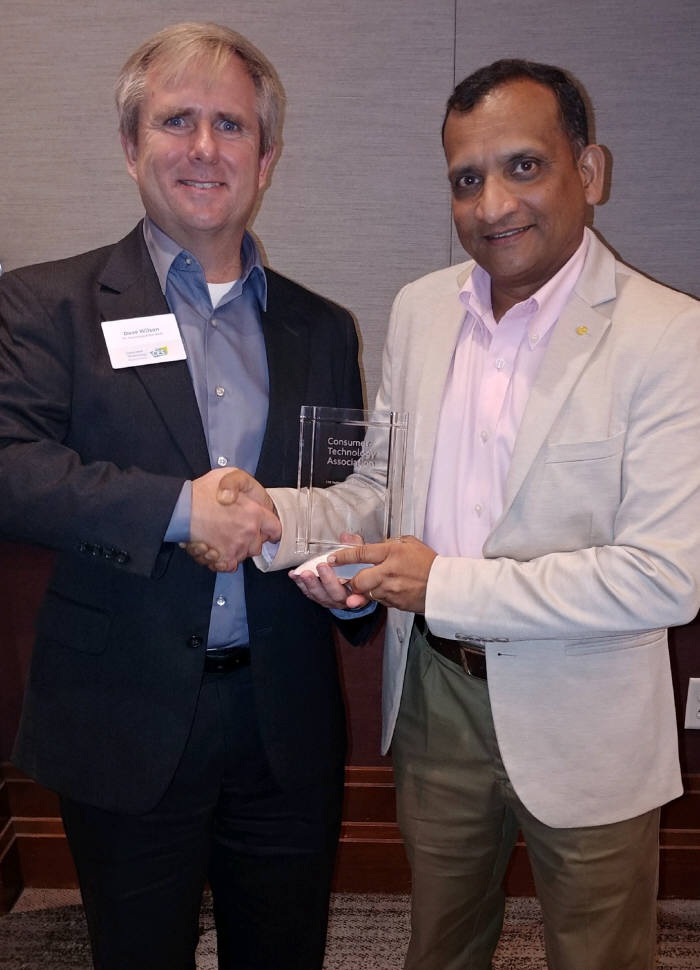 난두 나다쿠마르 LG전자 박사(오른쪽)와 데이브 윌슨 CTA 기술표준 담당 부사장.