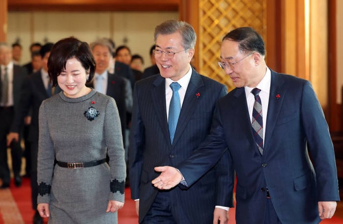 문재인 대통령이 10일 신임 홍남기 부총리 내외와 함께 임명장 수여식이 열리는 청와대 본관으로 이동하고 있다. <사진:청와대>