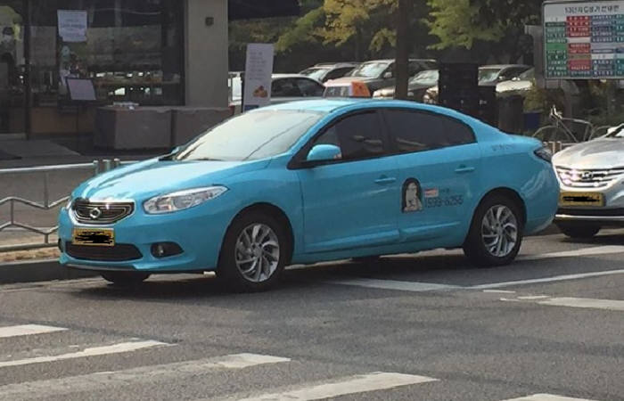 서울시내 정차 중인 르노삼성 SM3 Z.E. 전기택시.