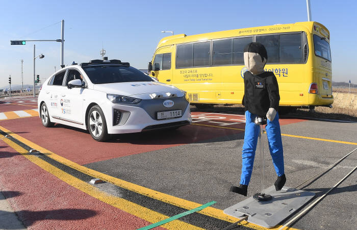 무단횡단하는 보행자를 인식하는 실험주행. 사진=이동근기자 foto@etnews.com