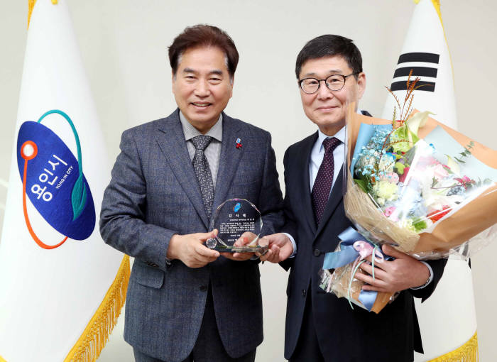 백군기 용인시장(왼쪽)과 어진우 단국대 산학부총장.