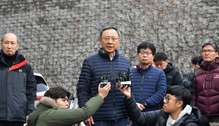 황창규 KT 회장이 아현지사 화재에 대해 사과했다