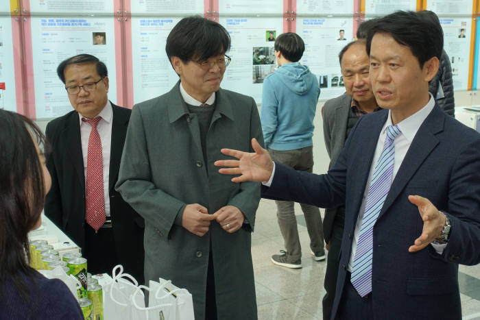 황범순 경기도 혁신산업정책관(오른쪽)이 엉겅퀴 숙취해소음료를 개발한 케비니오 부스에서 설명을 듣고 있다.