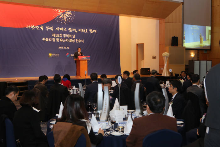 한국무역협회 광주전남지역본부는 12일 목포현대호텔에서 제55회 무역의 날(매년 12월 5일)을 기념해 전남 수출의 탑 및 유공자 포상 전수식을 개최하고 우수 수출기업에 대한 수출의 탑 시상과 무역 유공자들에 대한 포상을 실시했다.