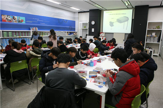 한국로봇융합연구원이 개최한 KIRO행복나눔 로봇교실청림초등학교 학생들이 로봇을 직접 제작해보고 있다.