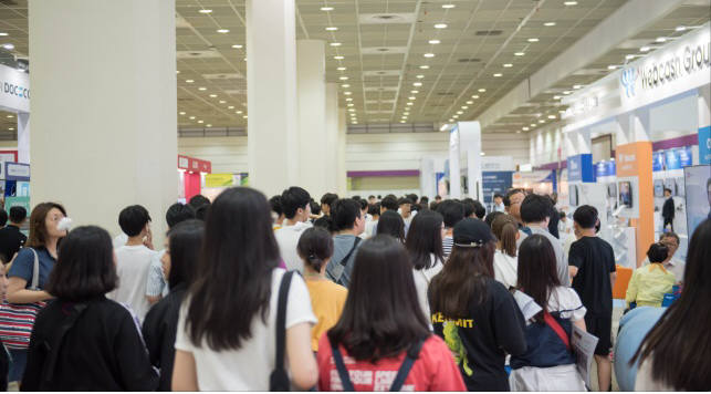 지난 8월 코엑스에서 열린 소프트웨이브2018에 관람객들이 북적이고 있다. 전시된 소프트웨어와 게임콘텐츠 등이 유망하게 받아들여지면서 이 분야 취업희망자도 크게 늘었다. <전자신문DB>