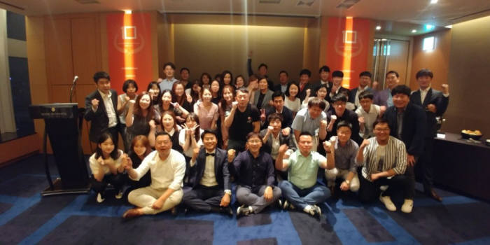 박규태 써치엠 사장(맨 앞줄 왼쪽 세번째)과 직원이 창립 10주년 기념행사장에서 파이팅을 외쳤다. [자료:써치엠]