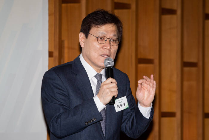 최종구 금융위원장이 19일 서울 광화문에서 열린 기자간담회에서 발언하고 있다.