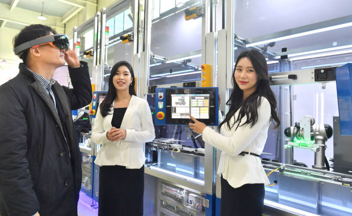 모델이 5G 스마트 유연생산 설비(Smart Base Block)를 소개하고 있다. 생산라인을 마치 블록 쌓듯 만들 수 있는 솔루션으로 생산, 검수, 포장 등을 담당하는 모듈 3~10개가 모여 하나의 제품 생산 라인이 만들어진다. 5G는 각 모듈의 자동화 컴포넌트(센서, 제어기, 로봇팔 등)를 무선화 하는 데 사용된다. 박지호기자 jiho
