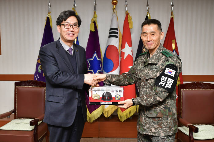이대훈 농협은행장(왼쪽)이 21일 강원도 철원에 위치한 청성부대(6보병사단)을 방문해 심진선 6사단장(오른쪽)에게 위문품을 전달했다.