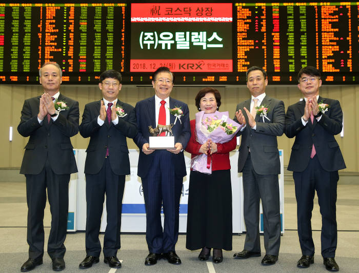 한국거래소 코스닥시장본부는 24일 여의도 서울사옥 홍보관에서 면역항암 세포치료제 및 항체치료제 개발업체 유틸렉스 코스닥시장 신규상장기념식을 열어 상장기념패를 전달했다. 사진 왼쪽부터 최규준 한국IR협의회 부회장, 정운수 한국거래소 코스닥시장본부장, 권병세 유틸렉스 대표이사, 한명희 유틸렉스 주주대표, 윤