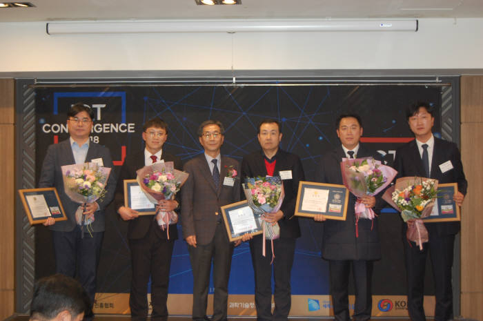 한국정보과학진흥협회가 지난 20일 경기도 안양 평촌마벨리에에서 ICT 컨버전스 2018 어워즈를 개최했다.