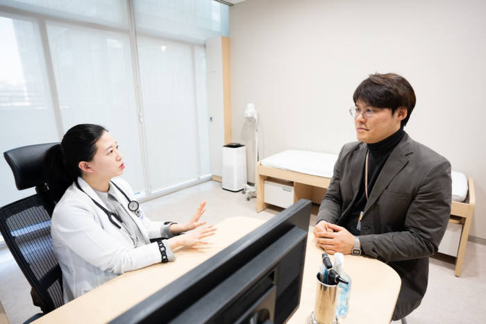 CJ ENM 임직원이 사내부속의원에서 겨울철 건강관리를 위한 진료를 받고 있다.