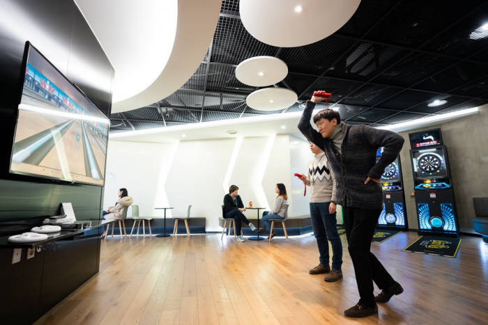 CJ ENM 임직원이 상암사옥 지하1층 400제곱미터 규모 편의시설에서 콘솔게임을 즐기고 있다.