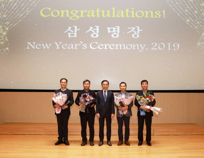 2일 경기 수원 삼성 디지털 시티에서 열린 삼성전자 시무식에서 김기남 대표이사 부회장과 삼성명장으로 선정된 직원들이 기념 촬영을 하고 있다. 왼쪽부터 계측 부문 박상훈 명장, 설비 부문 홍성복 명장, 김기남 대표이사 부회장, 금형 부문 이종원 명장, 제조기술 부문 이철 명장.