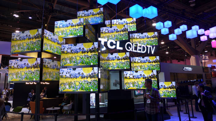 TCL이 CES 2018에 전시한 퀀텀닷 기반 QLED TV <전자신문DB>