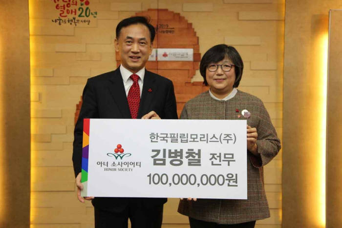 3일 진행한 가입식에서 김병철 한국필립모리스(주) 전무와 김연순 사랑의열매 사무총장(왼쪽부터)이 기념촬영을 하고 있다