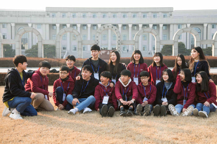 경희대학교 국제캠퍼스에서 실시되는 2019 삼성드림클래스 겨울캠프 에 참가한 중학생, 대학생이 캠퍼스 내 사색의 광장에서 대화를 나누고 있다.