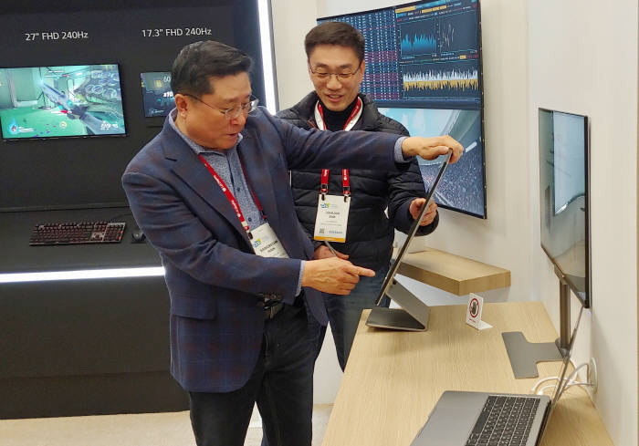 [CES 2019]한상범 LGD 부회장, 손님맞이 앞두고 부스 점검