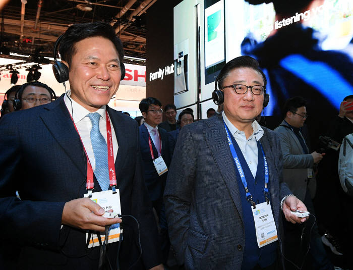 [CES 2019]삼성부스 찾은 박정호 SKT사장