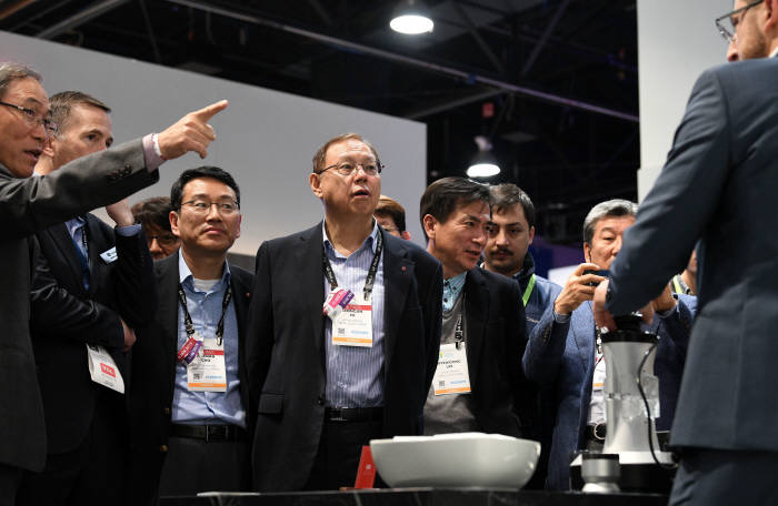 [CES 2019]해외기업 부스 살펴보는 조성진 LG전자 부회장