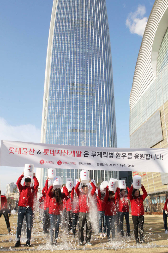 일 오전, 롯데자산개발·롯데물산 이광영 대표이사(맨앞 줄 가운데)를포함한 임직원 52명이 아이스버킷챌린지에 나섰다.