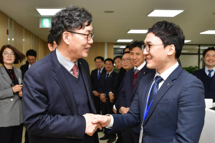 이대훈 NH농협은행장이 9일 창원시지부를 방문해 직원들과 인사를 나누고 있다.