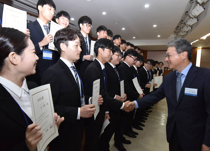 영진전문대학교가 취업률 79%로 대규모 졸업자 배출 전문대학 중 1위를 차지했다. 사진은 최재영 총장이 일본 리크루트R&D스테핑에 취업 내정된 졸업예정 학생들을 격려하는 모습.