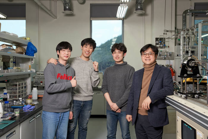 단전자 트랜지스터에 적용 가능한 그래핀 양자점 제조 기술을 개발한 신현석 UNIST 교수팀(왼쪽부터 홍석모, 김광우, 윤성인 연구원, 신 교수)