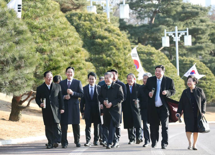 문재인 대통령이 이재용 삼성전자 부회장 등 기업인들과 청와대서 산책하며 대화하고 있다<사진:청와대>