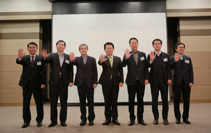 김광수 농협금융지주 회장(왼쪽에서 네 번째)과 홍재은 농협생명 대표(왼쪽에서 세 번째)가 농협생명 세종교육원에서 2019년 사업추진 전략회의를 마치고, 농가소득 5000만원 달성을 위한 포즈를 취하고 있다.