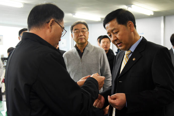 구윤철 기획재정부 2차관(오른쪽)이 H&S하이텍 관계자로부터 설명을 듣고 있다.