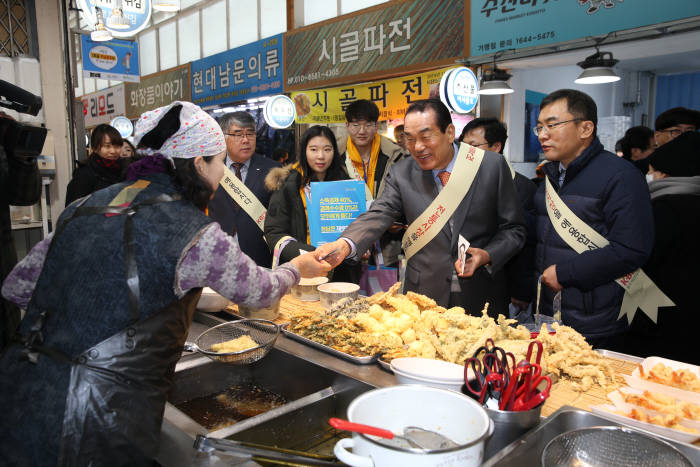 중소기업중앙회(회장 박성택)와 중소기업사랑나눔재단(이사장 서석홍)은 설 명절을 앞두고 22일 서울시 금천구 소재 남문시장을 방문, 설맞이 전통시장 장보기 및 사랑나눔 행사를 가졌다. 서석홍 중소기업사랑나눔재단 이사장(오른쪽 두 번째)이 전통시장 내 점포에서 온누리상품권으로 결제했다.